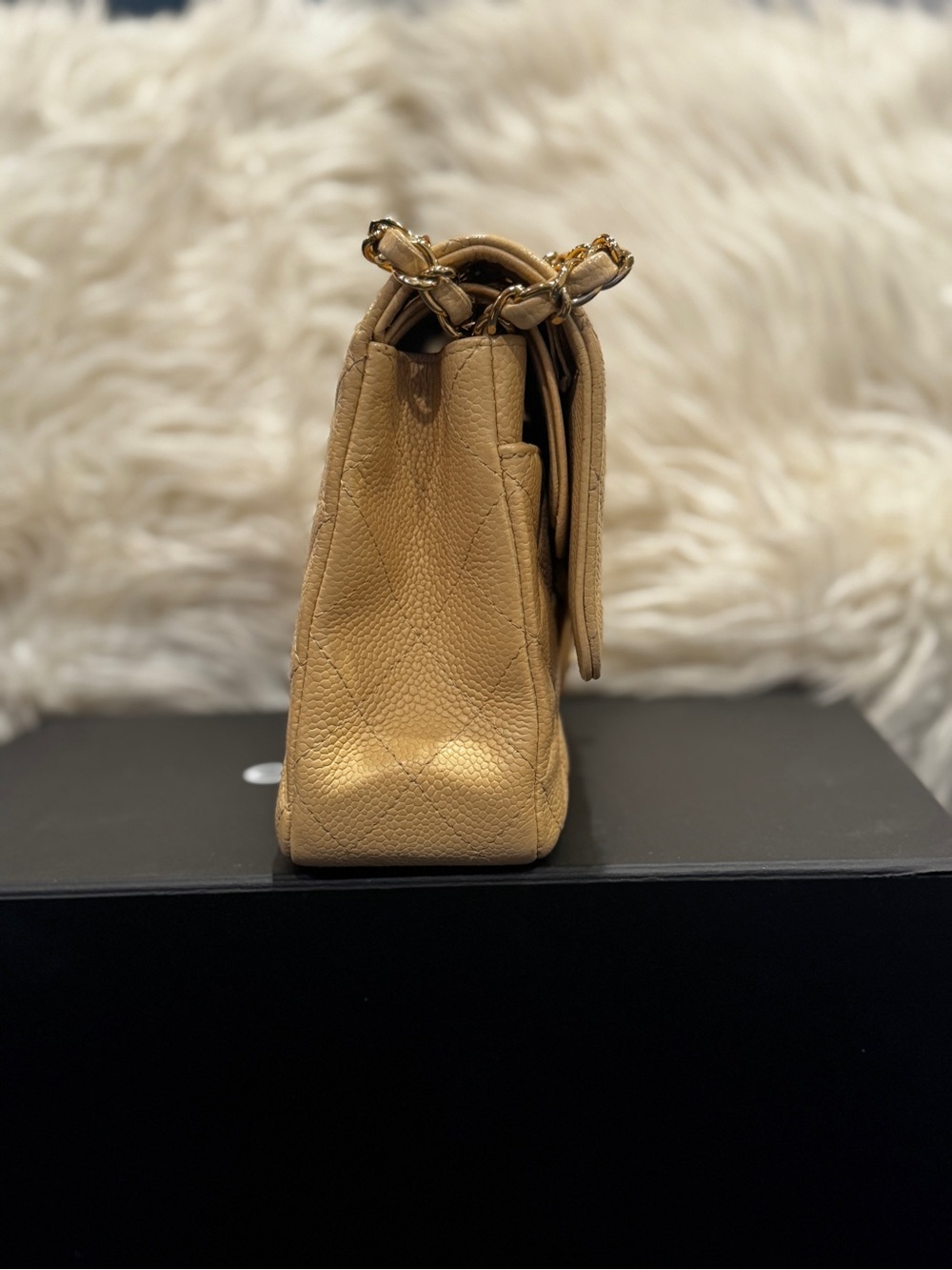 CHANEL Quilted Shoulder Bag in Beige with Gold Hardware - Picture 4 of 17